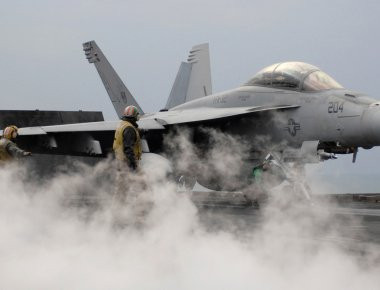 Βίντεο: Δείτε την προετοιμασία των F-18 πριν την αποστολή βομβαρδισμού